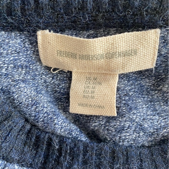 Frederik Anderson Copenhagen Long Sleeve Crew Neck Navy Sweater NWT Size M - Picture 4 of 4